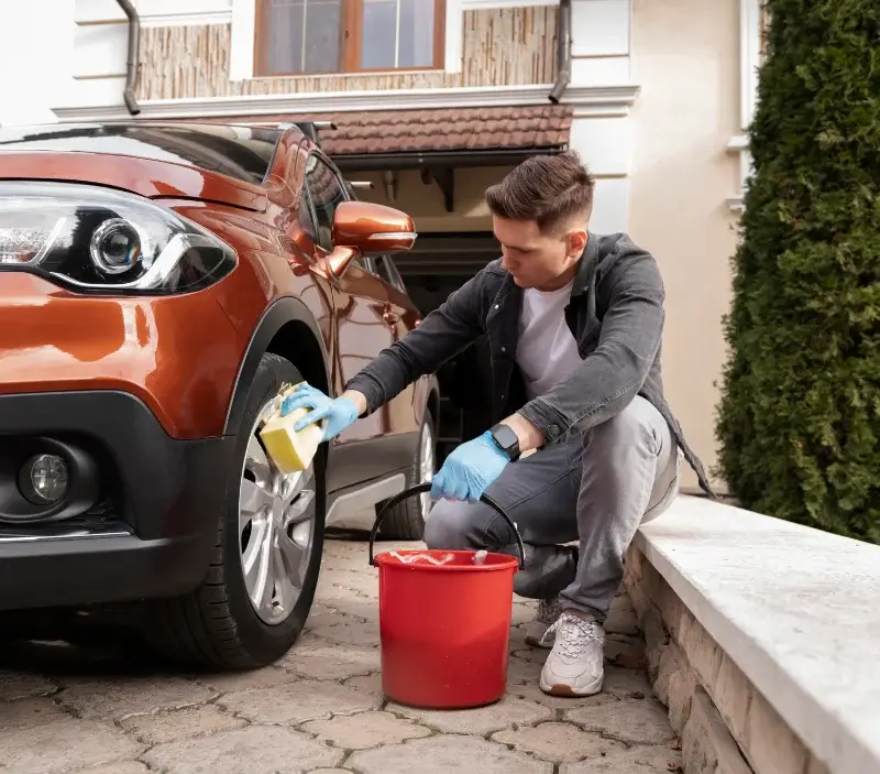 Lavage auto à domicile Pure : professionnel intervenant sur un véhicule